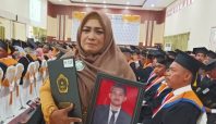 Haru Ortu Gantikan Anaknya yang Meninggal di Wisuda Unkhair Ternate 9 wisudawan Uknhair Ternate digantikan ortu Media Berjaringan Indonesia Timur