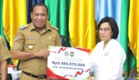 Inflasi Terkendali, Pemda Halmahera Selatan Terima Insentif Rp 9,4 Miliar 2 Bupati Usman Sidik terima penghargaan pengendalian inflasi daerah Media Berjaringan Indonesia Timur