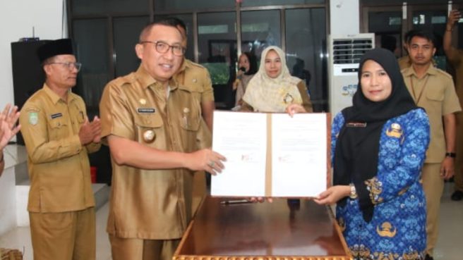Walikota Ternate serahkan SK 103 P3K Media Berjaringan Indonesia Timur