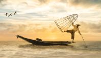 Melaut Sejak Rabu, Nelayan Hilang di Perairan Sayoang. Perahu Ditemukan Tim SAR 3 Ilustrasi jatuh saat memancing Media Berjaringan Indonesia Timur