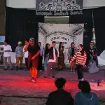 Adlan Yuswanto bersama Pemain Kelompok Sedhut Senut Menyanyikan Jingle Ajakan Menonton Sandiwara Berbahasa Jawa Milik Kelompok Sedhut Senut di Akhir Pementasan Drama Musikal (MimbarFoto/Abdy)