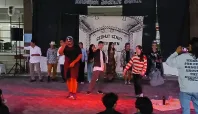 Adlan Yuswanto bersama Pemain Kelompok Sedhut Senut Menyanyikan Jingle Ajakan Menonton Sandiwara Berbahasa Jawa Milik Kelompok Sedhut Senut di Akhir Pementasan Drama Musikal (MimbarFoto/Abdy)