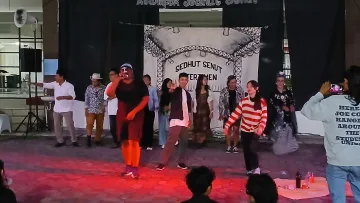 Adlan Yuswanto bersama Pemain Kelompok Sedhut Senut Menyanyikan Jingle Ajakan Menonton Sandiwara Berbahasa Jawa Milik Kelompok Sedhut Senut di Akhir Pementasan Drama Musikal (MimbarFoto/Abdy)
