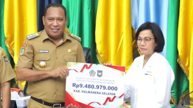 Bupati Usman Sidik terima penghargaan pengendalian inflasi daerah Media Berjaringan Indonesia Timur