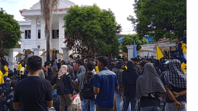 Ratusan Mahasiswa Unkhair Geruduk Kediaman Gubernur Malut, Tuntut Usut Pencemaran Sungai Sagea 1 Desain tanpa judul 1 Media Berjaringan Indonesia Timur
