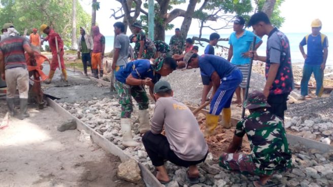 TNI Bangun Jalan di Pulau Batang Dua dalam Program TMMD ke 118 1 TMMD ke 118 Kodim 1501 Ternate 1 Media Berjaringan Indonesia Timur