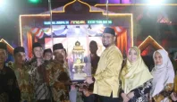 Bassam Kasuba Serahkan Hadiah Utama Lomba MTQ Ke-30, ini Pemenangnya 2 penyerahan hadiah MTQ Halmahera Selatan Media Berjaringan Indonesia Timur