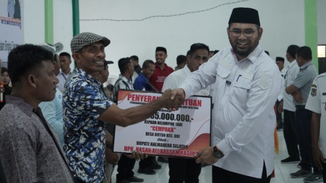 Bupati Halmahera Selatan serahkan bantuan untuk kelompok tani di enam desa Media Berjaringan Indonesia Timur