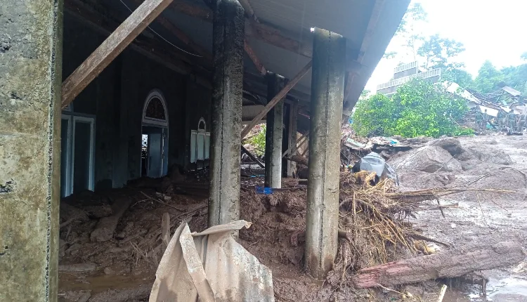 Mesjid dipenuhi lumpur banjir bandnag rua ternate jpg Media Berjaringan Indonesia Timur