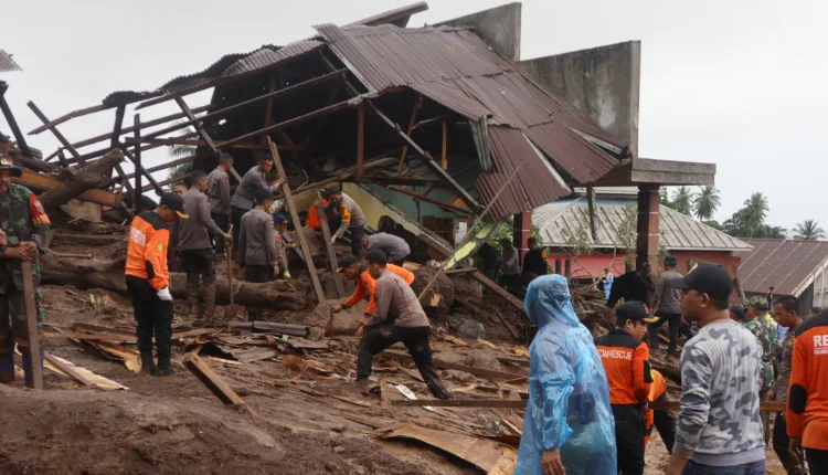 pencarian korban banjir bandang rua jpg Media Berjaringan Indonesia Timur
