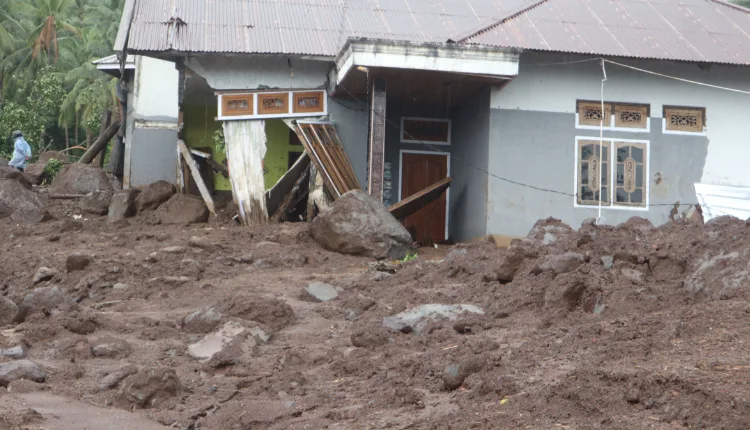 rumah hancur dalam peristiwa banjir bandang rua jpg Media Berjaringan Indonesia Timur
