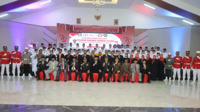 Bupati Halsel Bassam Kasuba Pimpin Upacara Pengkukuhan Pasukan Paskibraka Tahun 2024 1 FotoJet 2 Media Berjaringan Indonesia Timur