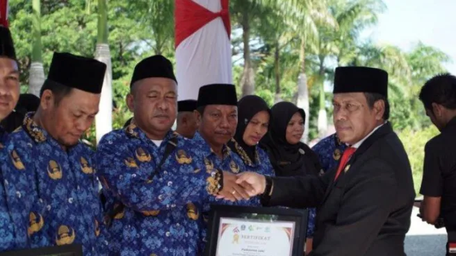 PJ Bupati Halmahera Selatan serahkan penghargaan Media Berjaringan Indonesia Timur