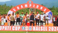 Serahkan Bantuan, Bupati Halmahera Selatan Harap Bupati Cup Terus Berkembang 7 Serahkan hadiah Media Berjaringan Indonesia Timur