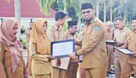 38 ASN Halmahera Selatan Terima Uang Tunai, Bupati Beri Apresiasi 5 Bupati serahkan uang tuani untuk ASN Media Berjaringan Indonesia Timur