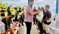 Bupati Halsel dan Bulog Salurkan Cadangan Pangan Beras untuk 1.317 Keluarga Dua Kecematan 9 IMG 0192 Media Berjaringan Indonesia Timur