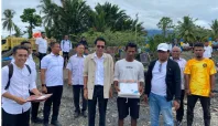 Wakil Bupati Halmahera Selatan Serahkan Bantuan Alat Tangkap ke 15 Kelompok Nelayan Asal Gane 7 IMG 9961 Media Berjaringan Indonesia Timur
