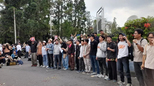 Aksi Demonstrasi Berlangsung di Bundaran UGM Berjalan Tanpa Kericuhan Hingga Massa Membubarkan Diri, 18 Tuntutan Dibacakan 1 WhatsApp Image 2025 09 03 at 19.24.35 Media Berjaringan Indonesia Timur