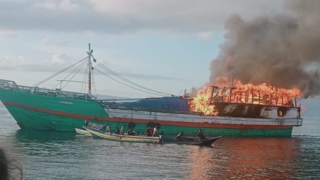 Kapal bermuatan kopra terbakar dilaut Malbufa Kepsul terbakar | Media Berjaringan Indonesia Timur