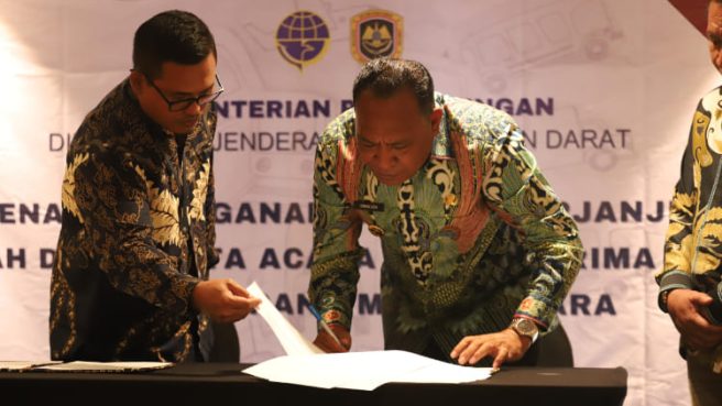 Tanda tangan serah terima aset hibah milik negara 1 Media Berjaringan Indonesia Timur