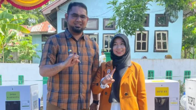 Bassam dan Ritaat nyoblos di TPS 2 Desa Paploang 1 Media Berjaringan Indonesia Timur