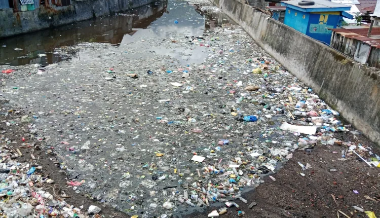 Sampah aliran sungai jpg | Media Berjaringan Indonesia Timur