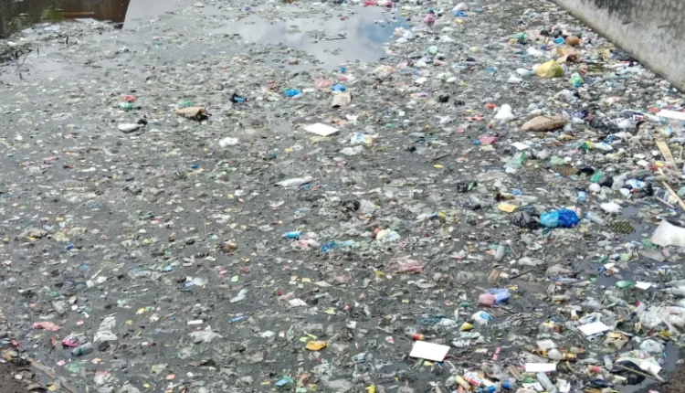 sampah sungai mati di Ternate jpg | Media Berjaringan Indonesia Timur