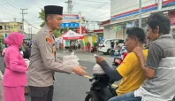 Polsek Ternate Selatan bagi takjil ramadhan | Media Berjaringan Indonesia Timur