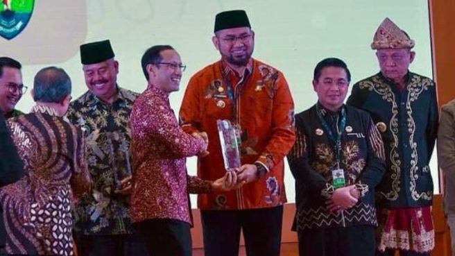 Bassam terima penghargaan kemendikbud | Media Berjaringan Indonesia Timur