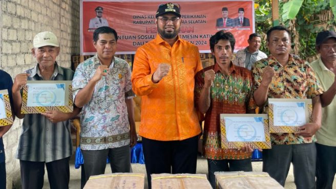 kelompok nelayan terima bantuan mesin penggerak Media Berjaringan Indonesia Timur