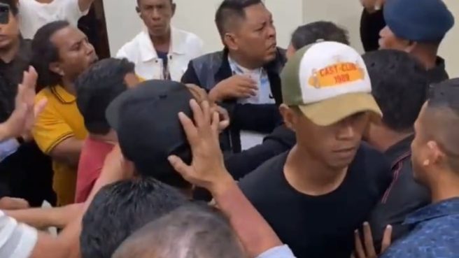 oknum polisi beking Eliya Gabriel bachmid | Media Berjaringan Indonesia Timur