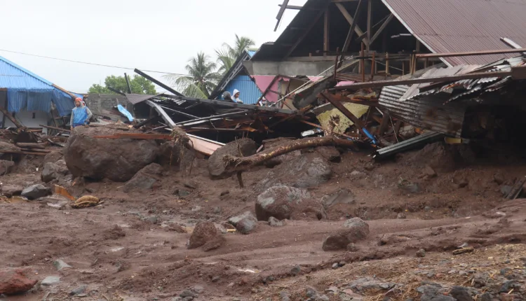 rumah warga yang rusak akibat banjir bandang rua ternate jpg | Media Berjaringan Indonesia Timur