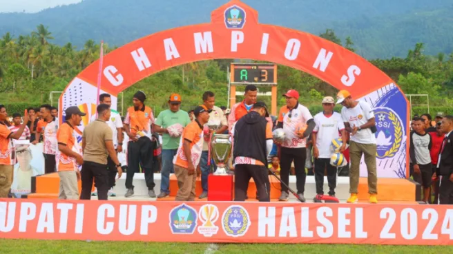 Serahkan hadiah Media Berjaringan Indonesia Timur