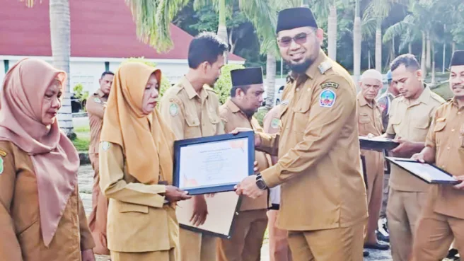 Bupati serahkan uang tuani untuk ASN | Media Berjaringan Indonesia Timur