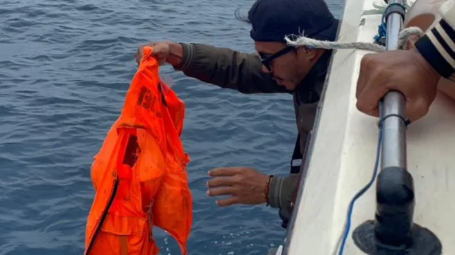 baju reneng diduga milik korban ledakan kapal RIB 04 Basaranas ditemukan Media Berjaringan Indonesia Timur