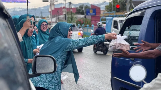 TP PKK Halsel bagikan takjil Media Berjaringan Indonesia Timur