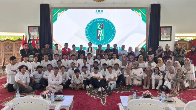 Foto Bersama Seluruh Peserta, Panitia, MOT, dan Tamu Undangan Dalam Pembukaan Training Raya Tingkat Nasional HMI Cabang Banyuwangi di Pendopo Sabha Swagata Blambangan Banyuwangi (MimbarFoto/Abdy)