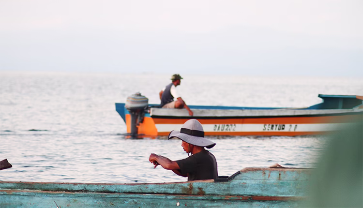 nelayan memancing | Media Berjaringan Indonesia Timur
