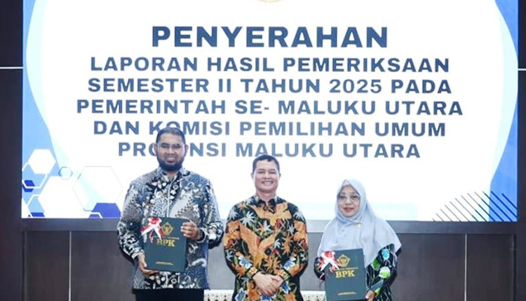 terima penyerahan BPK RI Media Berjaringan Indonesia Timur