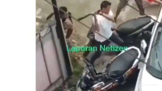 Viral Sebuah Mobil Dilempar Batu Sejumlah Warga, Netizen : Ngelunjak Siih 1 mobil putih dilempar batu Media Berjaringan Indonesia Timur