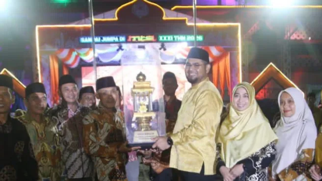penyerahan hadiah MTQ Halmahera Selatan Media Berjaringan Indonesia Timur