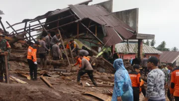 pencarian korban banjir bandang rua Media Berjaringan Indonesia Timur