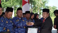 PJ Bupati Halmahera Selatan serahkan penghargaan Media Berjaringan Indonesia Timur