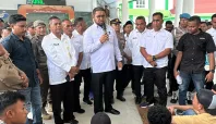 Bupati bassam sentil masa aksi Media Berjaringan Indonesia Timur