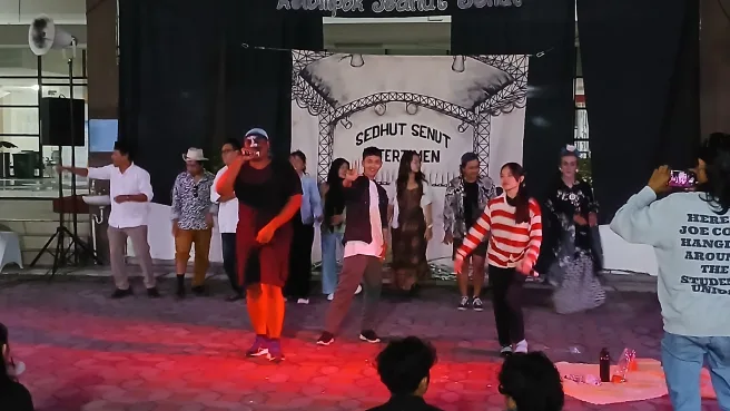 Adlan Yuswanto bersama Pemain Kelompok Sedhut Senut Menyanyikan Jingle Ajakan Menonton Sandiwara Berbahasa Jawa Milik Kelompok Sedhut Senut di Akhir Pementasan Drama Musikal (MimbarFoto/Abdy)